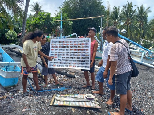 YKAN saat menyambangi Kelompok Nelayan Segara Gunung Desa Les, Kecamatan Tejakula, Kabupaten Buleleng, Bali, Sabtu (26/11/2022). (Made Wijaya Kusuma/detikBali)