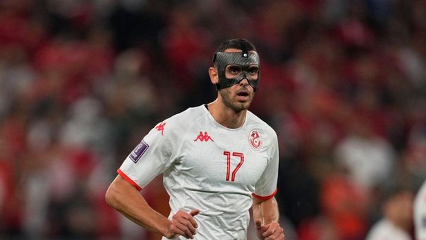 AL RAYYAN, QATAR - NOVEMBER 22: Ellyes Skhiri of Tunisia looks on during the FIFA World Cup Qatar 2022 Group D match between Denmark and Tunisia at Education City Stadium on November 22, 2022 in Al Rayyan, Qatar. (Photo by Ulrik Pedersen/DeFodi Images via Getty Images)