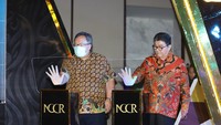 Ketua National Center for Corporate Reporting (NCCR) Dr. Ali Darwin bersama Chairman, Board of Trustee NCCR Bambang Brodjonegoro saat acara Asia Sustainability Reporting Rating (ASRRAT) 2022 di Jakarta, Kamis (24/11/2022). Bambang Brojonegoro mengatakan, menciptakan ekonomi sirkular adalah peluang bisnis di zaman kita. Ini memperkuat ekonomi lokal secara inklusif dan secara sosial. 