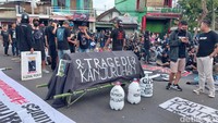 Aksi Aremania membawa replika keranda mayat/Foto: M Bagus Ibrahim/detikJatim