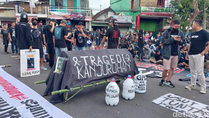 Aksi Aremania di Jalan Rusdi Hamid atau Bundaran SMPN 5 Kota Malang