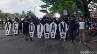 Aksi Aremania di Jalan Rusdi Hamid atau Bundaran SMPN 5 Kota Malang/Foto: M Bagus Ibrahim/detikJatim