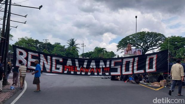 Aksi Aremania di Jalan Rusdi Hamid atau Bundaran SMPN 5 Kota Malang