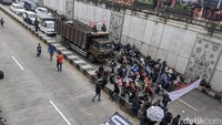 Aksi Aremania di Simpang 4 Karanglo, Malang/Foto: M Bagus Ibrahim/detikJatim