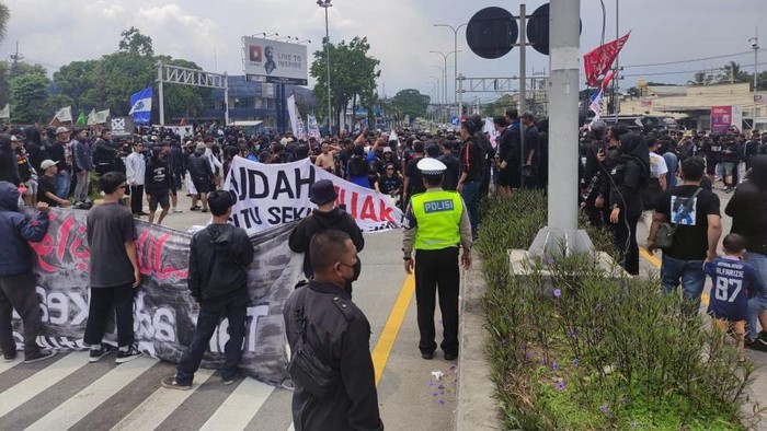 Aksi Aremania tuntut Usut Tuntas Tragedi Kanjuruhan di Simpang 4 Karanglo, Malang