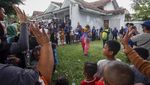 Aksi Badut Hibur Anak-anak di Lokasi Gempa Cianjur
