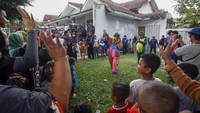 Badut menghibur anak-anak terdampak gempa di Kampung Binong, Kabupaten Cianjur, Jawa Barat, Minggu (21/11/2022). 