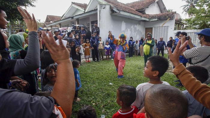 Badut menghibur anak-anak terdampak gempa di Kampung Binong, Kabupaten Cianjur, Jawa Barat, Minggu (21/11/2022). Kegiatan yang diselenggarakan Himpunan Mahasiswa Rumpin tersebut dilakukan sebagai trauma healing bagi anak-anak. ANTARA FOTO/Yulius Satria Wijaya.