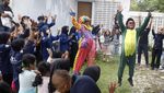 Aksi Badut Hibur Anak-anak di Lokasi Gempa Cianjur