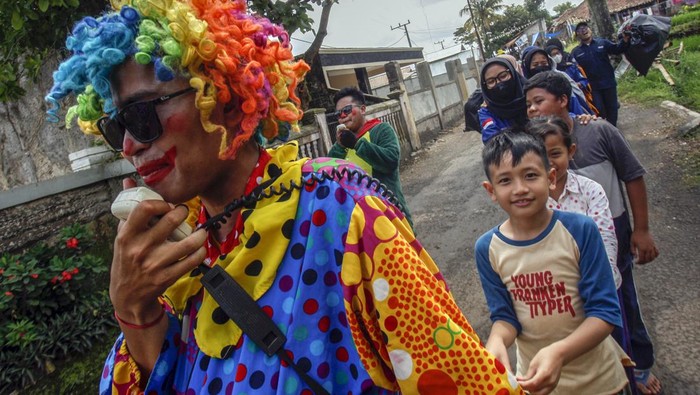 Badut menghibur anak-anak terdampak gempa di Kampung Binong, Kabupaten Cianjur, Jawa Barat, Minggu (21/11/2022). Kegiatan yang diselenggarakan Himpunan Mahasiswa Rumpin tersebut dilakukan sebagai trauma healing bagi anak-anak. ANTARA FOTO/Yulius Satria Wijaya.