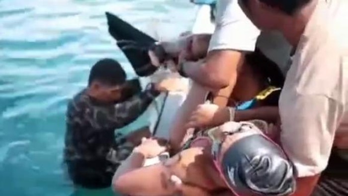Komandan Pos TNI Angkatan Laut (Danposal) Celukan Bawang Peltu Marinir I Wayan Suastika saat melakukan evakuasi salah satu atlet Porprov XV Bali yang tenggelam