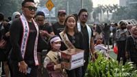 Komunitas Lintas Pageant Indonesia juga terlihat melakukan aksi serupa di kawasan Bundaran HI, Jakarta.  