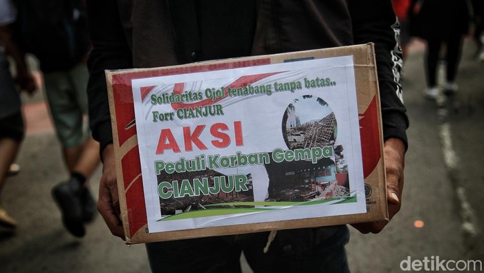 Aksi Penggalangan Dana untuk Korban Gempa Cianjur Sejumlah warga menggalang dana untuk korban gempa Cianjur di kawasan Bundaran Hotel Indonesia, Jakarta Pusat, Minggu (27/11/2022). Penggalangan dana yang dilakukan oleh Dojoabe Menteng,Β Camp Java 67, Lintas Pageant Indonesia danΒ Solidaritas Ojol Tenabang itu bertujuan untuk membantu korban gempaΒ di CianjurΒ yang telah menewaskan 318 orang.