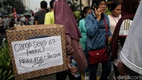 Sebuah kotak kardus untuk menggalang dana diletakkan di antara hiruk pikuk warga di kawasan Bundaran Hotel Indonesia, Jakarta