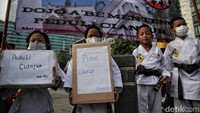 Sejumlah warga dari berbagai elemen masyarakat menggalang dana untuk korban gempa Cianjur di kawasan Bundaran Hotel Indonesia, Jakarta Pusat, Minggu (27/11/2022).