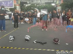 Teaterikal Pecah Balon Tutup Aksi Aremania Usut Tuntas Tragedi Kanjuruhan