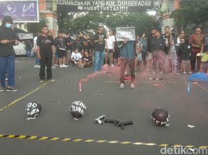 Teaterikal Pecah Balon Tutup Aksi Aremania Usut Tuntas Tragedi Kanjuruhan
