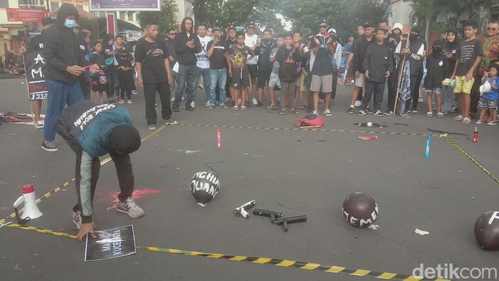 Aksi teatrikal tutup aksi Aremania tuntut Usut Tuntas Tragedi Kanjuruhan di Jalan Besar Ijen, Kota Malang. Aksi teatrikal tutup aksi Aremania tuntut Usut Tuntas Tragedi Kanjuruhan di Jalan Besar Ijen, Kota Malang.