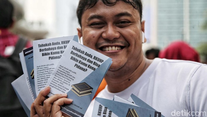 Sejumlah warga yang tergabung dalam Aliansi Masyarakat Tolak RKHUP melakukan aksi unjuk rasa di kawasan Jalan MH Thamrin, Jakarta Pusat, Minggu (27/11/2022). Aksi ini bertujuan untuk  menolak rencana pengesahan RKUHP oleh DPR pada Desember mendatang karena merugikan banyak masyarakat.