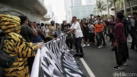 Terlihat sejumlah aparat kepolisian membubarkan aksi ini. Pihak kepolisian menarik paksa spanduk-spanduk bertuliskan ragam protes terhadap RKUHP