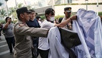 Ketegangan ini berlangsung selama kurang lebih 10 menit. Salah satu petugas kepolisian lalu menyebut CFD hanya untuk olahraga. 