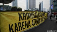 Sejumlah warga yang tergabung dalam Aliansi Masyarakat Tolak RKHUP melakukan aksi unjuk rasa di kawasan Jalan MH Thamrin, Jakarta Pusat, Minggu (27/11/2022). 