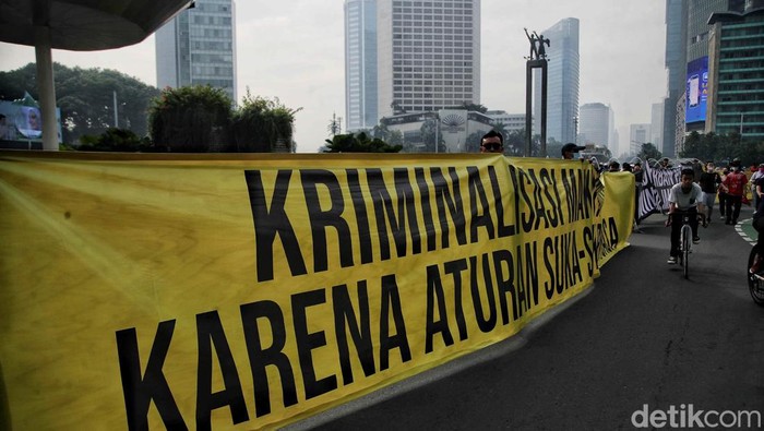 Sejumlah warga yang tergabung dalam Aliansi Masyarakat Tolak RKHUP melakukan aksi unjuk rasa di kawasan Jalan MH Thamrin, Jakarta Pusat, Minggu (27/11/2022). Aksi ini bertujuan untuk  menolak rencana pengesahan RKUHP oleh DPR pada Desember mendatang karena merugikan banyak masyarakat.