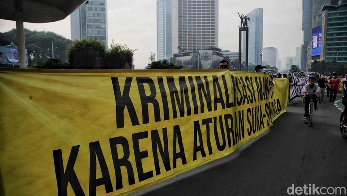 Aksi Tolak RKUHP di CFD Bundaran HI Dibubarkan Polisi Sejumlah warga yang tergabung dalam Aliansi Masyarakat Tolak RKHUP melakukan aksi unjuk rasa di kawasan Jalan MH Thamrin, Jakarta Pusat, Minggu (27/11/2022). Aksi ini bertujuan untukΒ menolak rencana pengesahan RKUHP oleh DPR pada Desember mendatang karena merugikan banyak masyarakat.