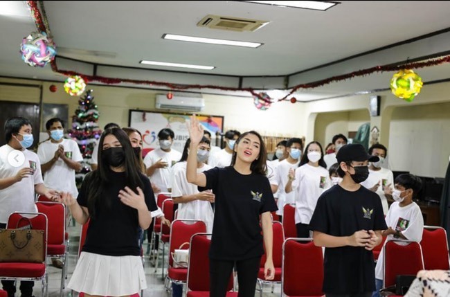Anak Angel Karamoy kini sudah berusia belasan tahun. Punya anak yang beranjak remaja, paras cantik bintang film ‘Reva Guna Guna’ ini kerap bikin salfok karena tetap terlihat seperti usia 20-an. Foto: Instagram/@realangelkaramoy