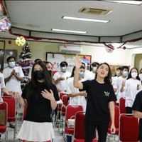 Anak Angel Karamoy kini sudah berusia belasan tahun. Punya anak yang beranjak remaja, paras cantik bintang film ‘Reva Guna Guna’ ini kerap bikin salfok karena tetap terlihat seperti usia 20-an. Foto: Instagram/@realangelkaramoy