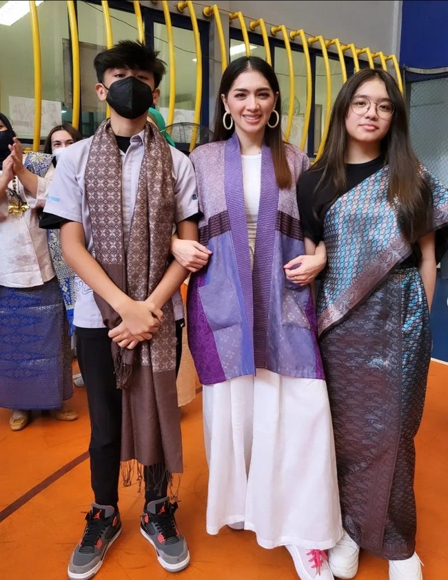 Anak pertama Angel Karamoy, Lovely, kini berusia 14 tahun. Sementara putranya Junio berusia 13 tahun. Foto: Instagram/@realangelkaramoy