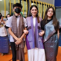 Anak pertama Angel Karamoy, Lovely, kini berusia 14 tahun. Sementara putranya Junio berusia 13 tahun. Foto: Instagram/@realangelkaramoy