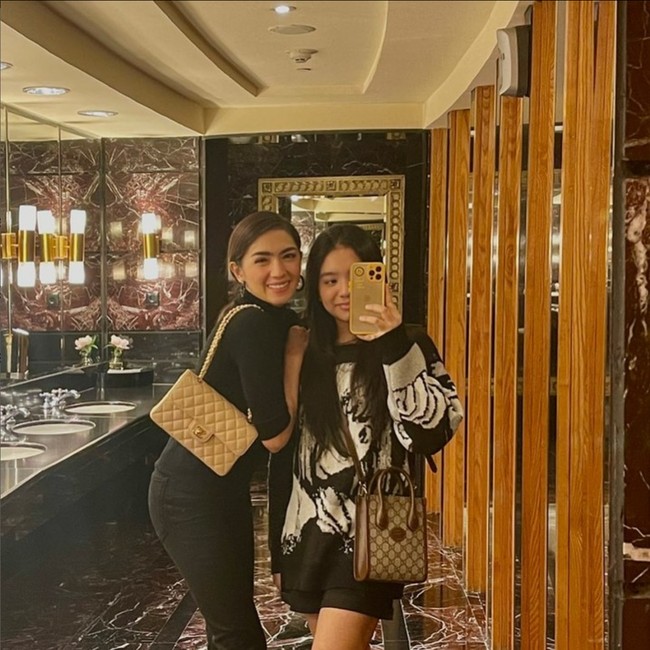 Gaya hidup yang dijalaninya mulai dari banyak minum air putih, rutin olahraga dan tidur teratur. Mantan istri Steven Rumangkang ini juga memakai produk skincare rumahan. Foto: Instagram/@realangelkaramoy