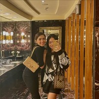 Gaya hidup yang dijalaninya mulai dari banyak minum air putih, rutin olahraga dan tidur teratur. Mantan istri Steven Rumangkang ini juga memakai produk skincare rumahan. Foto: Instagram/@realangelkaramoy