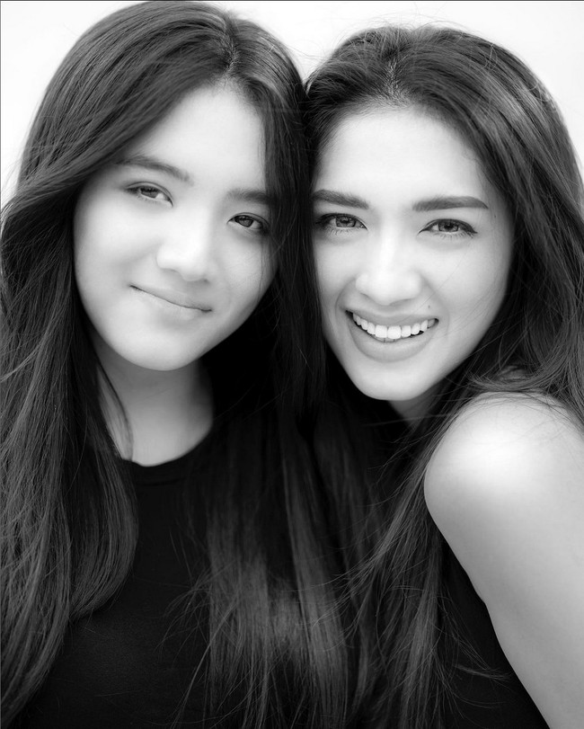 Saat mengunggah foto bersama anaknya, tidak sedikit netizen berkomentar kalau Angel dan buah hatinya bak kakak-adik. “Sisters,” tulis salah satu netizen. Foto: Instagram/@realangelkaramoy