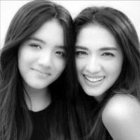 Saat mengunggah foto bersama anaknya, tidak sedikit netizen berkomentar kalau Angel dan buah hatinya bak kakak-adik. “Sisters,” tulis salah satu netizen. Foto: Instagram/@realangelkaramoy