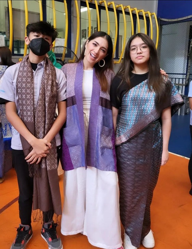 Angel Karamoy beberapa mengunggah kebersamaan dengan kedua anaknya di Instagram. Punya paras awet muda, wanita 35 tahun ini lebih terlihat seperti kakak mereka. Foto: Instagram/@realangelkaramoy