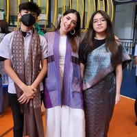 Angel Karamoy beberapa mengunggah kebersamaan dengan kedua anaknya di Instagram. Punya paras awet muda, wanita 35 tahun ini lebih terlihat seperti kakak mereka. Foto: Instagram/@realangelkaramoy