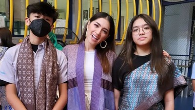7 Foto Angel Karamoy Pose Bareng Anak yang Beranjak Remaja, Bak Kakak-Adik