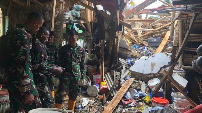 Anggota TNI dari Yon Zikon 13 gunakan alat life detector untuk mencari korban selamat di longsoran akibat gempa