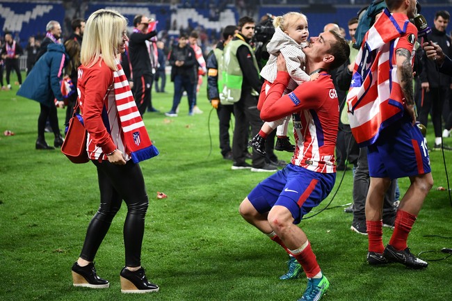 Dari pernikahan ini, Griezmann dan Erika telah dikaruniai tiga anak. Mereka dibesarkan dalam dua bahasa karena ayah dan ibunya berasal dari dua negara berbeda, Prancis dan Spanyol. (Foto: AFP via Getty Images/FRANCK FIFE)