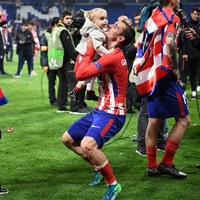Dari pernikahan ini, Griezmann dan Erika telah dikaruniai tiga anak. Mereka dibesarkan dalam dua bahasa karena ayah dan ibunya berasal dari dua negara berbeda, Prancis dan Spanyol. (Foto: AFP via Getty Images/FRANCK FIFE)