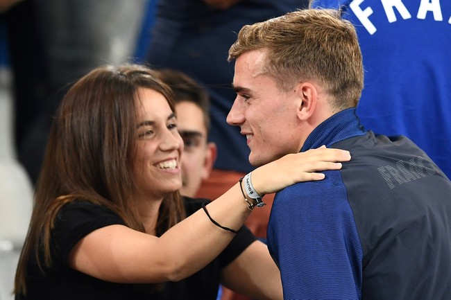 Tidak banyak wawancara yang mengungkap bagaimana Griezmann bisa jatuh hati pada Erika. Kedekatan mereka terungkap hanya melalui buku autobiografi pesepakbola yang dijuluki baby-faced assassin itu. Keduanya saling mengenal saat striker Prancis itu masih bermain untuk tim Real Sociedad dan Choperena menuntut ilmu di San Sebastian, Spanyol.  (Foto: AFP via Getty Images/FRANCK FIFE)