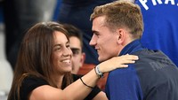 Antoine Griezmann mendapat dukungan penuh dari istrinya Erika Choperena. Foto: AFP via Getty Images/FRANCK FIFE