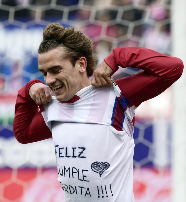 Bagi Griezmann sosok Erika begitu berarti. Kecintaannya pada sang istri pun pernah diperlihatkannya ke publik dalam sebuah pertandingan pada Maret 2017. Merayakan golnya untuk Atletico Madrid, Griezmann mengangkat kaus jersey yang dipakainya. Dan di balik jersey itu, dia memakai kaus bertuliskan ucapan selamat ulang tahun untuk istri tercintanya. Feliz Cumple Gordita’ yang berarti Happy Birthday Chubby. (Foto: JAVIER SORIANO/AFP via Getty Images)