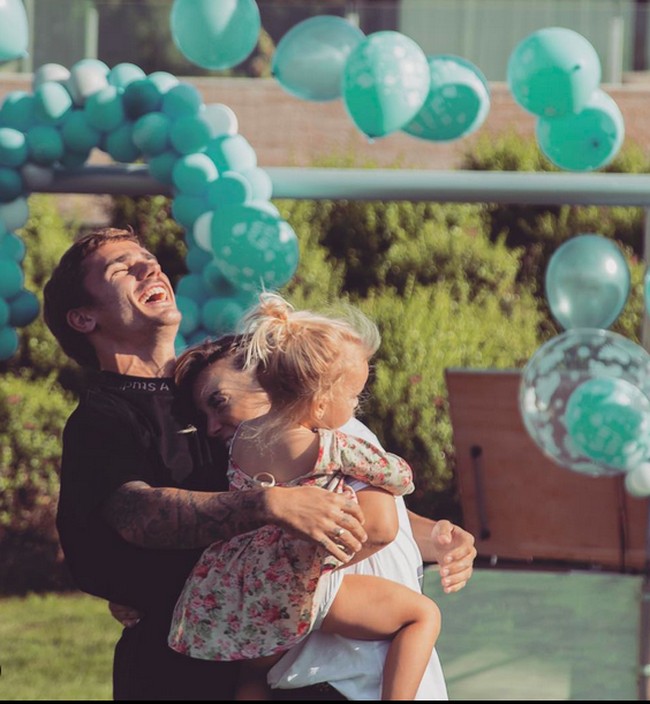 Di media sosial, mereka juga jarang memamerkan kemesraan mereka. Namun, sesekali keduanya mengunggah foto bersama untuk merayakan hari spesial seperti pesta pengumuman jenis kelamin anak kedua mereka pada 2018 lalu. (Foto: Instagram/@eri_chope)