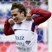 Bagi Griezmann sosok Erika begitu berarti. Kecintaannya pada sang istri pun pernah diperlihatkannya ke publik dalam sebuah pertandingan pada Maret 2017. Merayakan golnya untuk Atletico Madrid, Griezmann mengangkat kaus jersey yang dipakainya. Dan di balik jersey itu, dia memakai kaus bertuliskan ucapan selamat ulang tahun untuk istri tercintanya. Feliz Cumple Gordita’ yang berarti Happy Birthday Chubby. (Foto: JAVIER SORIANO/AFP via Getty Images)