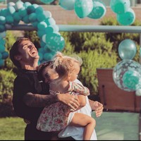 Di media sosial, mereka juga jarang memamerkan kemesraan mereka. Namun, sesekali keduanya mengunggah foto bersama untuk merayakan hari spesial seperti pesta pengumuman jenis kelamin anak kedua mereka pada 2018 lalu. (Foto: Instagram/@eri_chope)