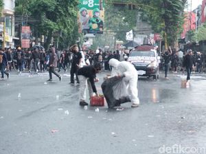 Aremania Bersihkan Sendiri Sampah Sisa Aksi Usut Tuntas Tragedi Kanjuruhan