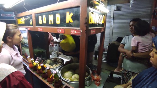 Bakso Bomok Blitar super laris di Jalan Kertapura Nomor 1A, Desa Pemecutan Kelod, Kecamatan Denpasar Barat, Kota Denpasar. (I Wayan Sui Suadnyana/detikBali)